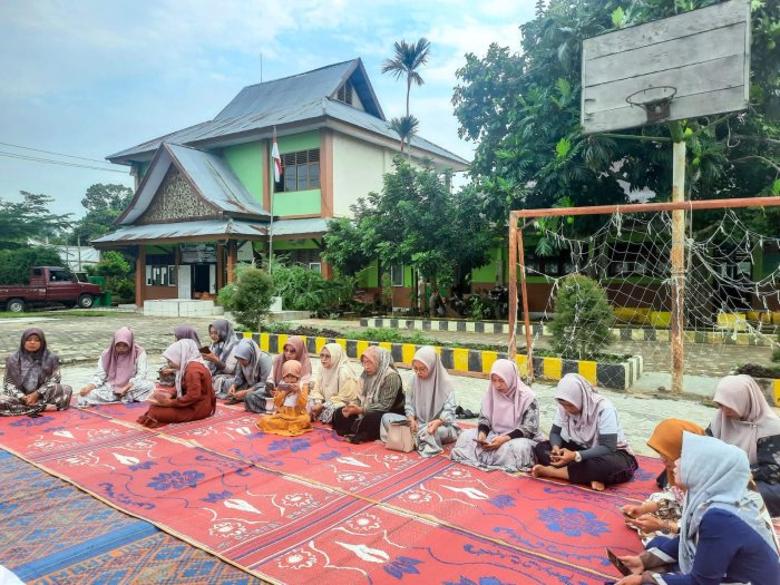 Ikuti Wirid Yasin di Halaman Utama Madrasah, Ibu-Ibu MTsN 1 Bungo: Bentuk Dukungan dalam Pembinaan Spiritual Ikuti Wirid Yasin di Halaman Utama Madrasah, Ibu-Ibu MTsN 1 Bungo: Bentuk Dukungan dalam Pembinaan Spiritual
