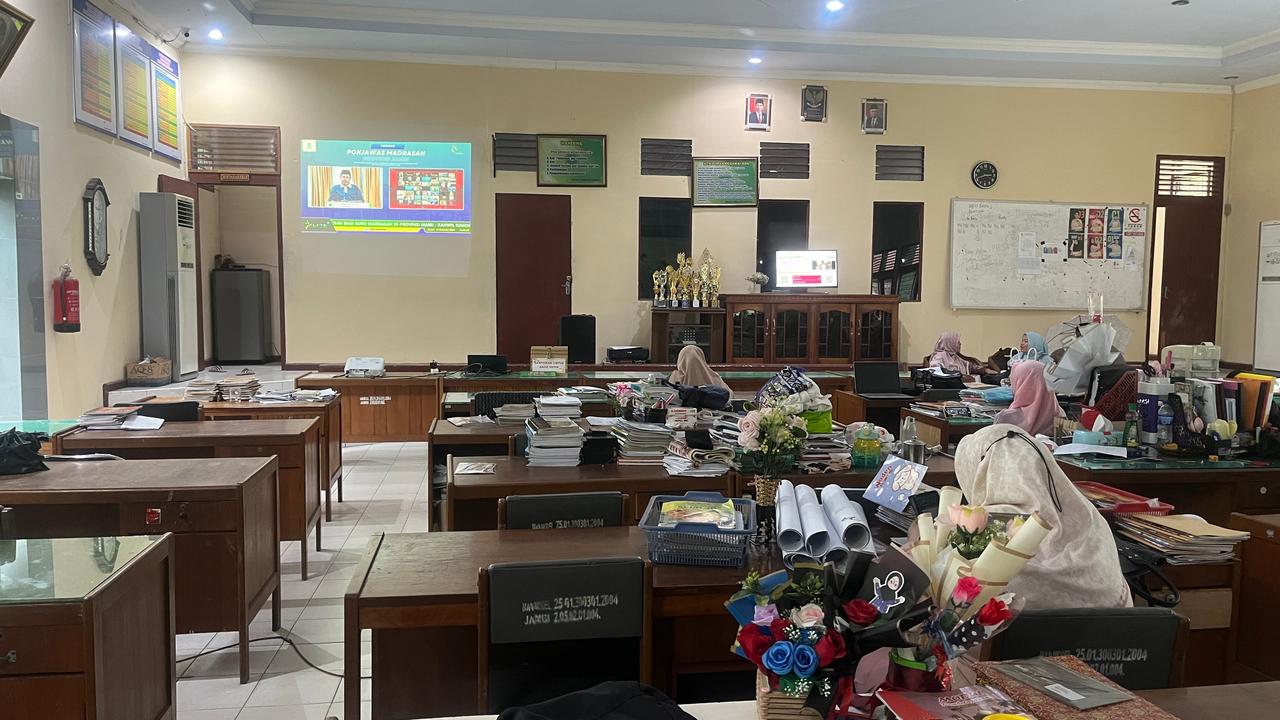Guru MAN 2 Kota Jambi Ikuti Zoom Meeting Kanwil Kemenag Provinsi Jambi Bahas Analisis Capaian Pembelajaran Guru MAN 2 Kota Jambi Ikuti Zoom Meeting Kanwil Kemenag Provinsi Jambi Bahas Analisis Capaian Pembelajaran