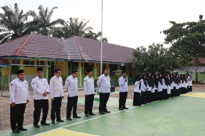 Masuki Hari Pamungkas ASAS Genap TA 2025/2026, Kepala MTsN 1 Batang Hari Pimpin Apel Pagi Akhir Ujian