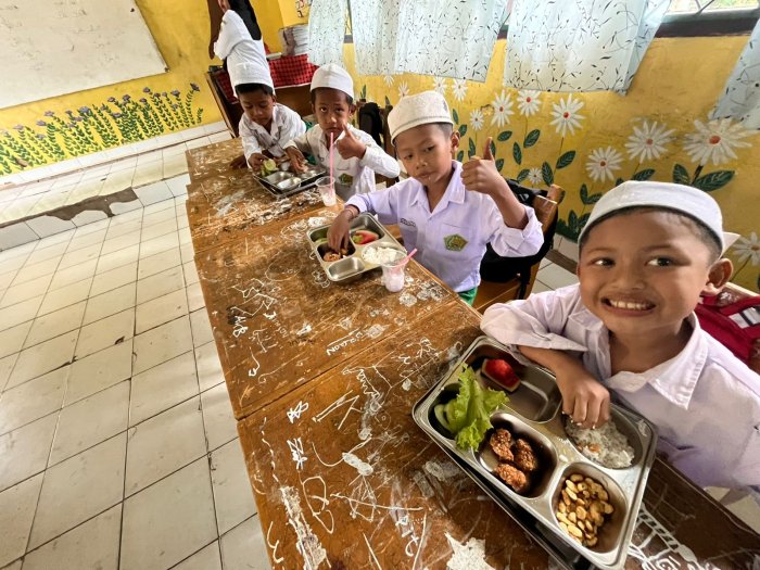 Selasa Ceria di MIN 1 Muaro Jambi: Siswa siswi Santap Makan Bergizi Gratis Program Presiden Prabowo Selasa Ceria di MIN 1 Muaro Jambi: Siswa siswi Santap Makan Bergizi Gratis Program Presiden Prabowo
