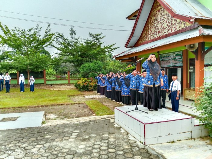 Upacara Penuh Wibawa di MTsN 1 Bungo: Ibu Evi Yarnis Jadi Pembina, Kelas VIII B Tampilkan Kinerja Gemilang Upacara Penuh Wibawa di MTsN 1 Bungo: Ibu Evi Yarnis Jadi Pembina, Kelas VIII B Tampilkan Kinerja Gemilang