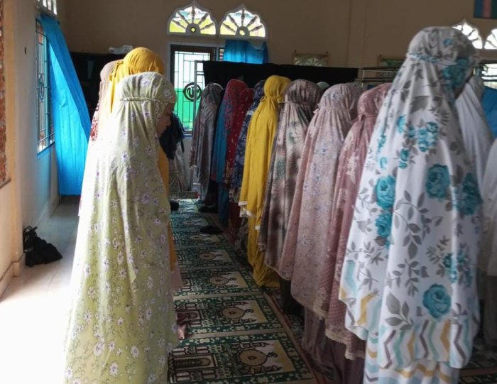 Guru dan Siswa MAN 2 Bungo Tingkatkan Kebersamaan dengan Sholat Dzuhur Berjamaah Setiap Hari Guru dan Siswa MAN 2 Bungo Tingkatkan Kebersamaan dengan Sholat Dzuhur Berjamaah Setiap Hari