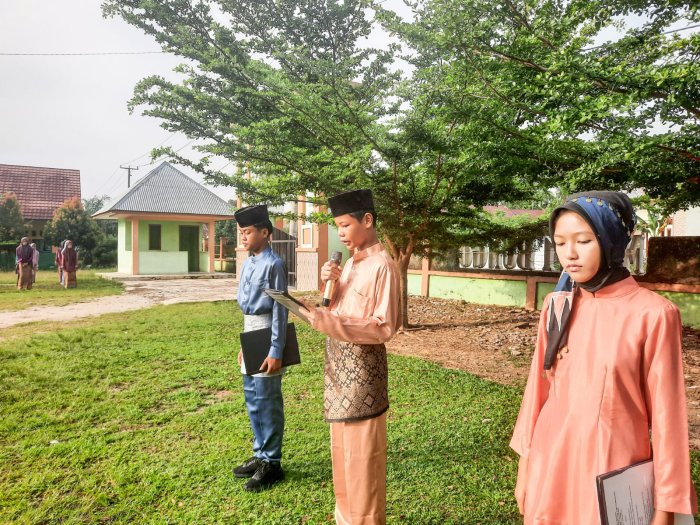 Semangat dan Penuh Antusias, Peserta Didik MTsN 1 Bungo Khidmati Upacara HUT ke-69 Provinsi Jambi Semangat dan Penuh Antusias, Peserta Didik MTsN 1 Bungo Khidmati Upacara HUT ke-69 Provinsi Jambi