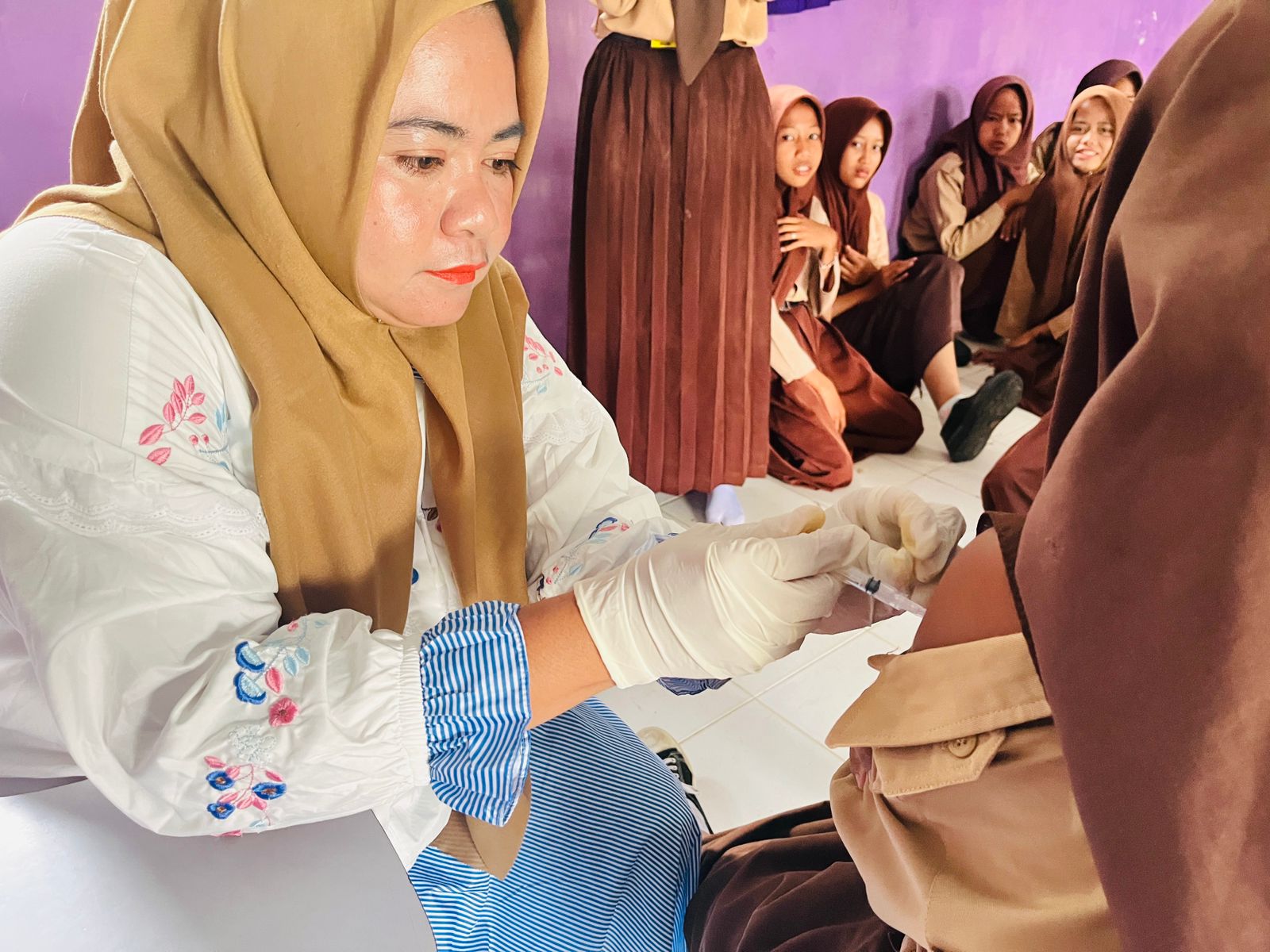 SISWI MTSN 5 TEBO TERIMA VAKSIN HPV DALAM KEGIATAN BIAS