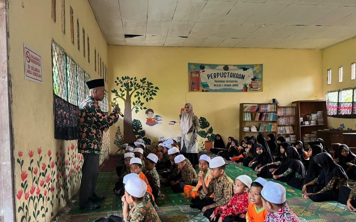 Bukan Sekadar Hafal, MIN 1 Muaro Jambi Bimbing Siswa Pahami Bacaan Sholat Shubuh