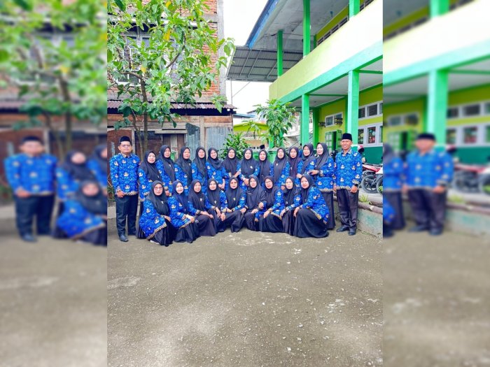 Dedikasi Tanpa Batas Guru MIN 3 Kerinci Jadi Petugas Upacara Hari Pahlawan Dedikasi Tanpa Batas Guru MIN 3 Kerinci Jadi Petugas Upacara Hari Pahlawan