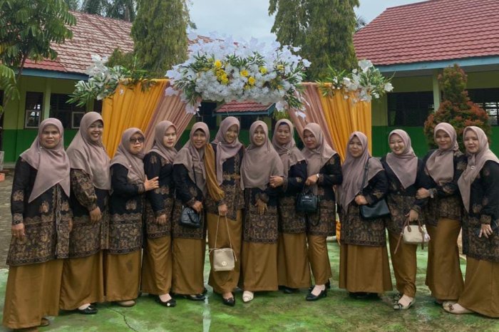Kepala MAN 2 Bungo, Kaur TU, Guru, dan Staf Kompak Kenakan Seragam di Ajang PORSEKA Kepala MAN 2 Bungo, Kaur TU, Guru, dan Staf Kompak Kenakan Seragam di Ajang PORSEKA