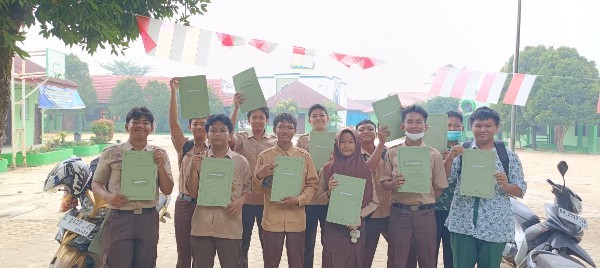 Pengambilan Ijazah MTsN 2 Bungo Hari Ini Sesuai Rencana, Diakhiri Foto Bersama Perwakilan Kelas IX.A, IX.B, dan IX.C