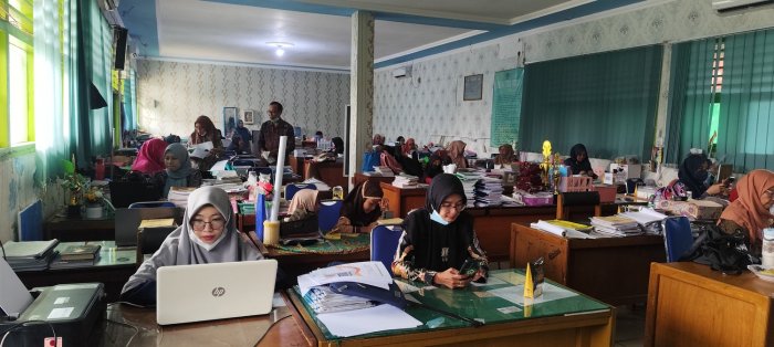 Di Tengah Kabut Asap, Guru MTsN 3 Kota Jambi Tetap Mengajar dari Madrasah