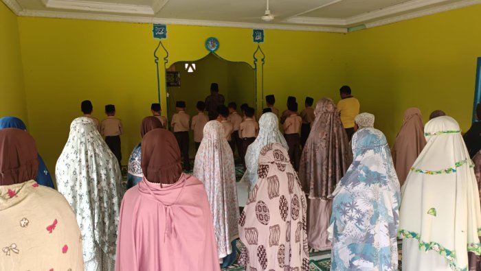 Perlu Waktu 20 Menit, Siswa Belajar Kedisiplinan Kolektif untuk Memastikan Shalat Dzuhur Berlangsung Tertib Perlu Waktu 20 Menit, Siswa Belajar Kedisiplinan Kolektif untuk Memastikan Shalat Dzuhur Berlangsung Tertib