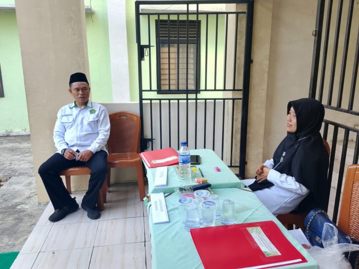 Kepala MAN 2 Kota Jambi Pantau Langsung Pelaksanaan TKA di Gedung Multimedia Kepala MAN 2 Kota Jambi Pantau Langsung Pelaksanaan TKA di Gedung Multimedia