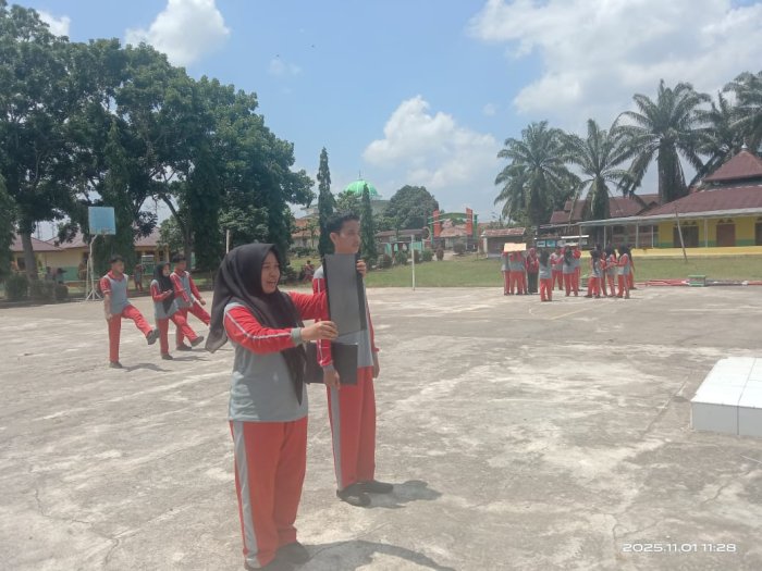 Wali Kelas XII.3 MAN 2 Tebo Dampingi Siswa Latihan Upacara Bendera Persiapan Hari Senin