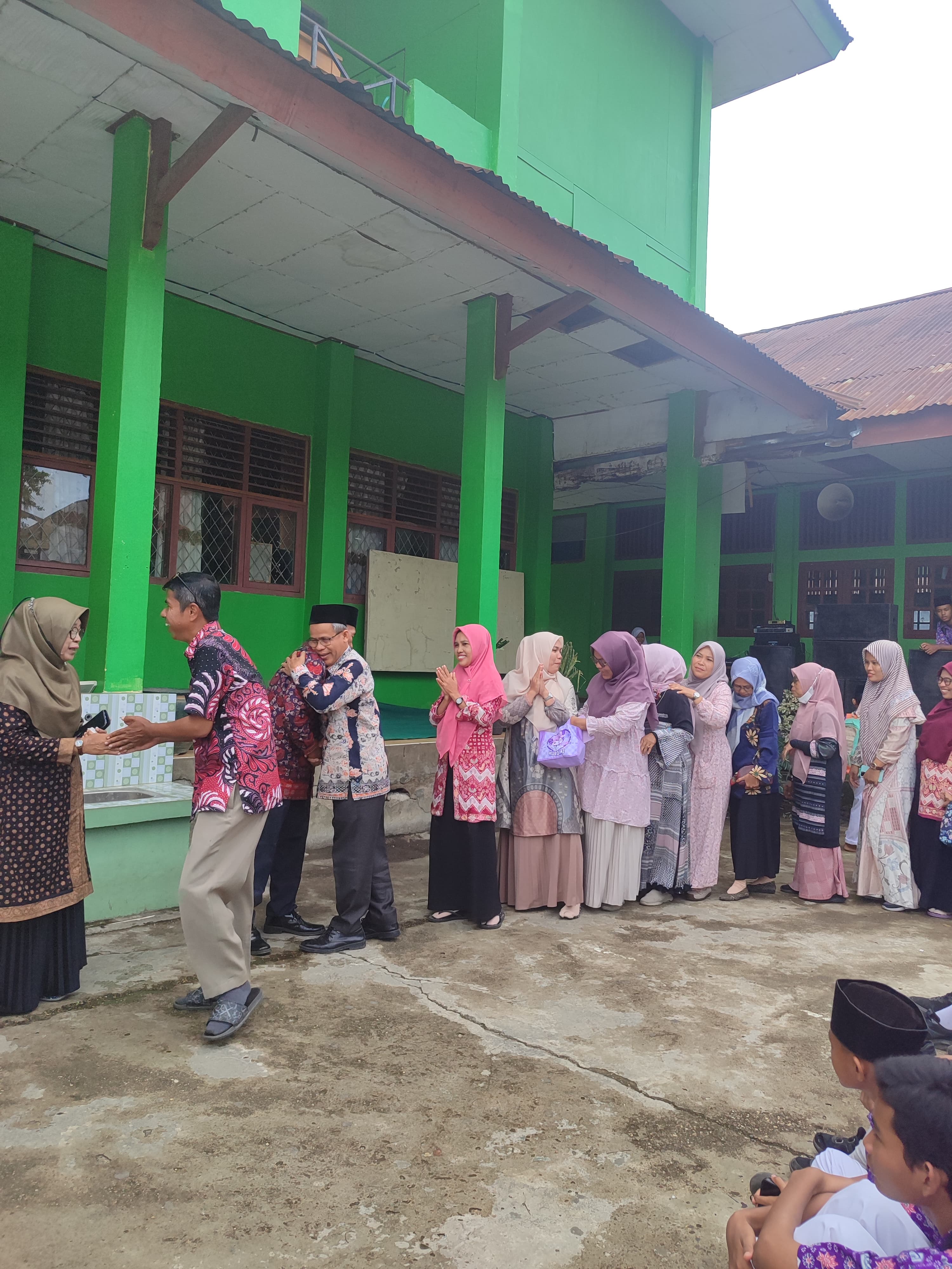 Suasana Haru Warnai Pelepasan Purnabakti Guru MTs Negeri 1 Kota Jambi Suasana Haru Warnai Pelepasan Purnabakti Guru MTs Negeri 1 Kota Jambi