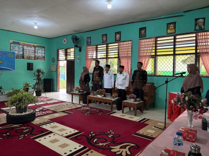 Pembukaan PKKM di MAN 2 Bungo Diawali dengan Penghayatan Lagu Indonesia Raya Pembukaan PKKM di MAN 2 Bungo Diawali dengan Penghayatan Lagu Indonesia Raya