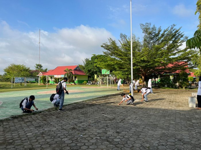 Ciptakan Lingkungan Nyaman dan Bersih, Siswa MAN 2 Bungo Gelar Aksi Bersih-Bersih Sebelum Jam Pelajaran Dimulai Ciptakan Lingkungan Nyaman dan Bersih, Siswa MAN 2 Bungo Gelar Aksi Bersih-Bersih Sebelum Jam Pelajaran Dimulai