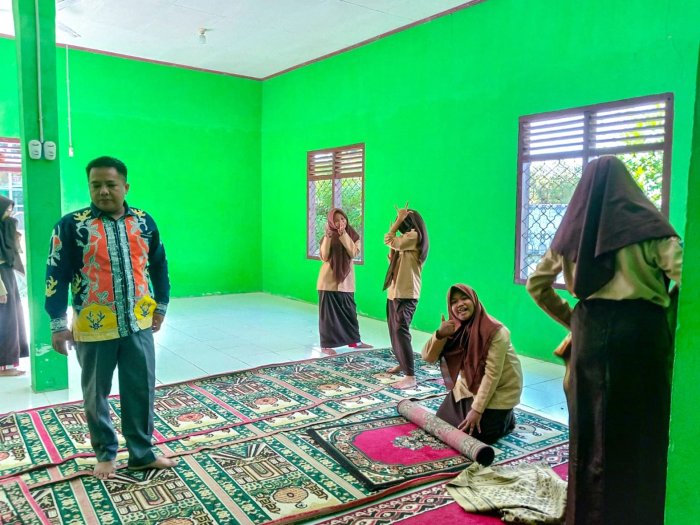 Peserta Didik MTsN 1 Bungo Gelar Kegiatan Bersih-Bersih Mushola