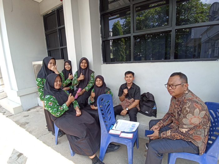 Wujud Kepedulian, Guru MTsN 2 Bungo Dampingi Langsung Siswa Cairkan Bantuan di Bank BRI