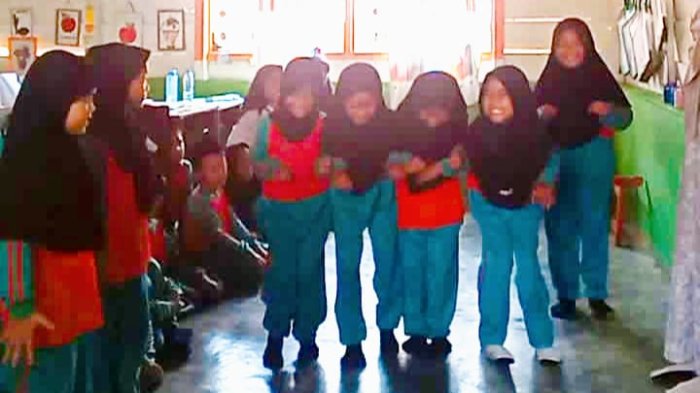 Kelas 2B MIN 4 Tebo Belajar Tertib di Jalan dengan Permainan Lampu Lalu Lintas