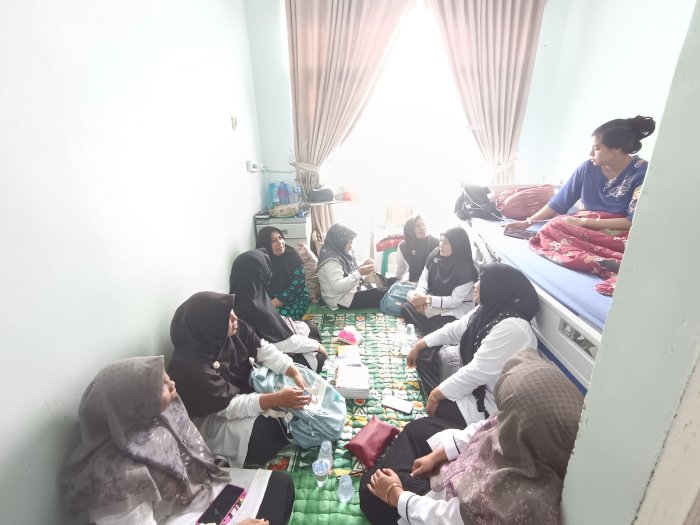 Wujud Kepedulian Keluarga Besar MAN 2 Bungo kepada Ibu Yuliarti, S.Pd di RSUD H. Hanafie Wujud Kepedulian Keluarga Besar MAN 2 Bungo kepada Ibu Yuliarti, S.Pd di RSUD H. Hanafie