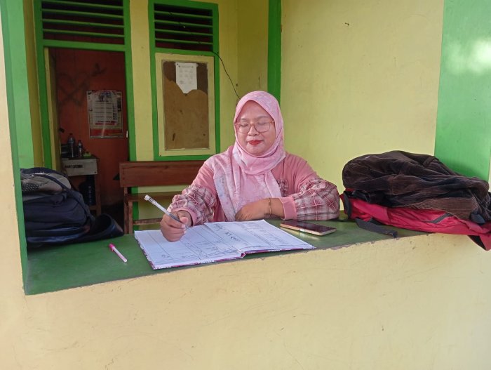 Guru Piket Sabtu Siap Sambut Siswa dengan Semangat dan Senyum Ramah Guru Piket Sabtu Siap Sambut Siswa dengan Semangat dan Senyum Ramah