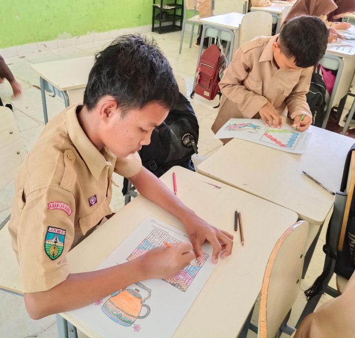 Siswa Kelas VII A Semangat Berkreasi di Jam Terakhir: Mewarnai Ragam Hias Jadi Penyegar Siswa Kelas VII A Semangat Berkreasi di Jam Terakhir: Mewarnai Ragam Hias Jadi Penyegar