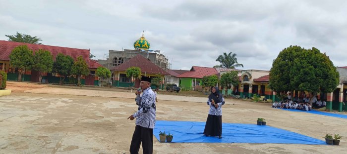 Guru Senior MTsN 2 Bungo Tampil Menghibur pada Peringatan Hari Guru Nasional Guru Senior MTsN 2 Bungo Tampil Menghibur pada Peringatan Hari Guru Nasional