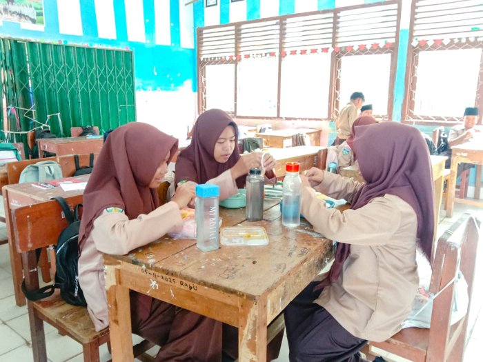 Hangatnya Rasa Ibu di MTsN 1 Bungo: Siswa Kelas VII B Kompak Makan Bekal dari Ibu! Hangatnya Rasa Ibu di MTsN 1 Bungo: Siswa Kelas VII B Kompak Makan Bekal dari Ibu!