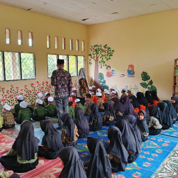 Pembiasaan Salat Fardu Didampingi Guru dan Staf Sekolah Pembiasaan Salat Fardu Didampingi Guru dan Staf Sekolah