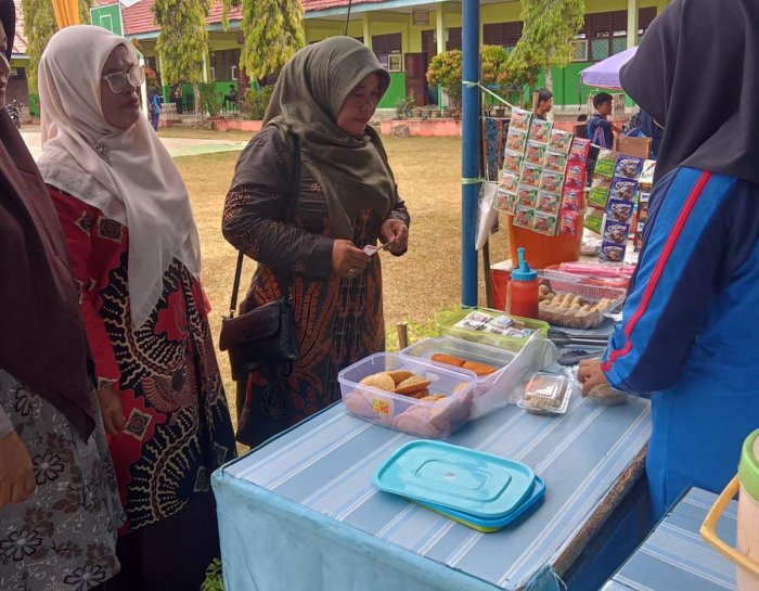 Wali Kelas X C, Sampaikan Terima Kasih atas Kunjungan Pimpinan MAN 2 Bungo Bersama Jajaran Waka ke Stand Bazar Porseka Wali Kelas X C, Sampaikan Terima Kasih atas Kunjungan Pimpinan MAN 2 Bungo Bersama Jajaran Waka ke Stand Bazar Porseka