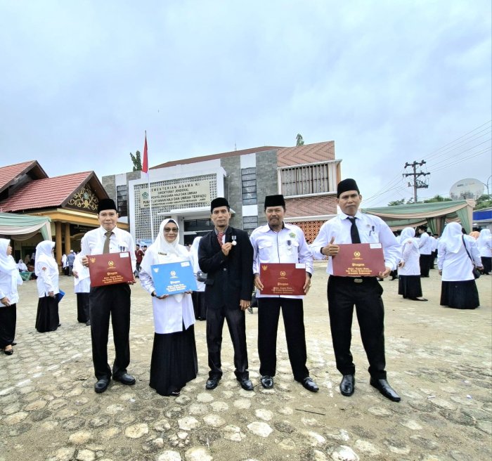 Upacara HAB Ke-80 Kemenag RI: 7 Guru Mendapatkan Penghargaan Satyalencana Karya Satya 20 Tahun Upacara HAB Ke-80 Kemenag RI: 7 Guru Mendapatkan Penghargaan Satyalencana Karya Satya 20 Tahun