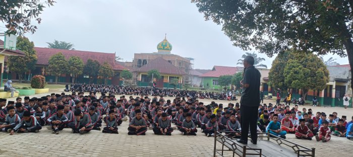 Waka Humas MTsN 2 Bungo Berikan Pembinaan Usai Senam