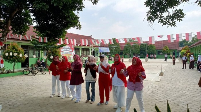 Aksi Kocak Ibu Guru MTsN 2 Bungo Ikut Lomba Makan Kerupuk Meriahkan HUT RI ke-81