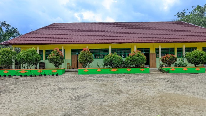 Revitalisasi Taman MIN 4 Tebo Tampil Segar dengan Warna Baru Revitalisasi Taman MIN 4 Tebo Tampil Segar dengan Warna Baru