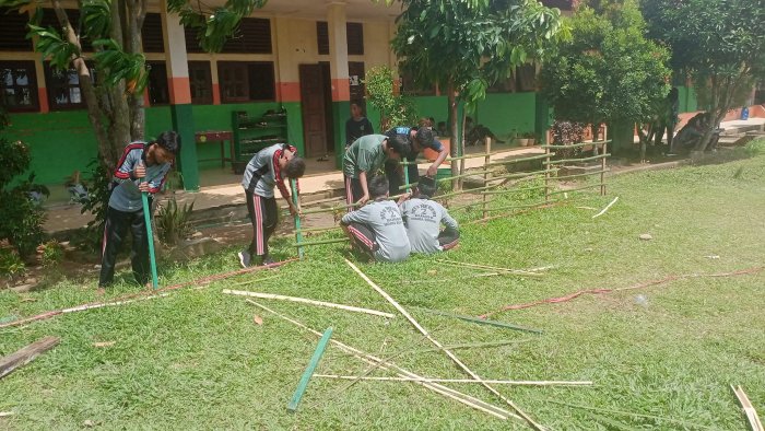Kelas VIII.A Bangun Pagar Mini untuk Kebun madrasah Kelas VIII.A Bangun Pagar Mini untuk Kebun madrasah