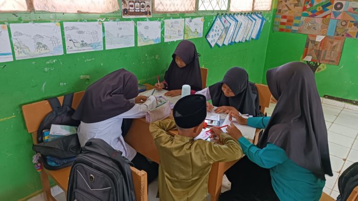 Kreasi Iklan ala Kelas 5B MIN 4 Tebo, Belajar Fakta dan Opini dengan Kontekstual dan Menyenangkan Kreasi Iklan ala Kelas 5B MIN 4 Tebo, Belajar Fakta dan Opini dengan Kontekstual dan Menyenangkan