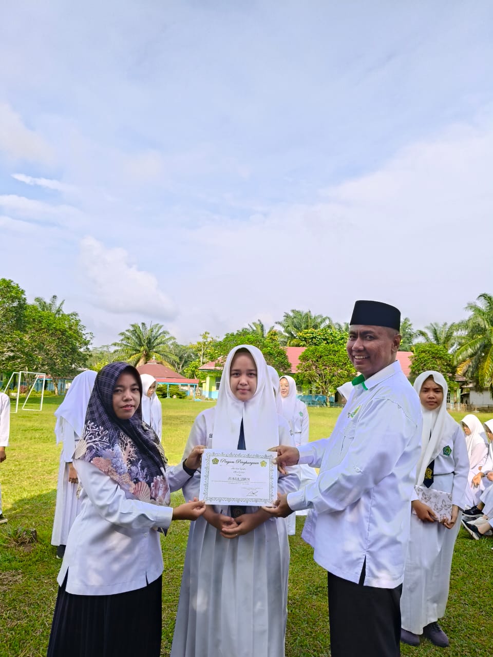 PEMENANG LOMBA DAPATKAN PENGHARGAAN DARI KEPALA MADRASAH PEMENANG LOMBA DAPATKAN PENGHARGAAN DARI KEPALA MADRASAH