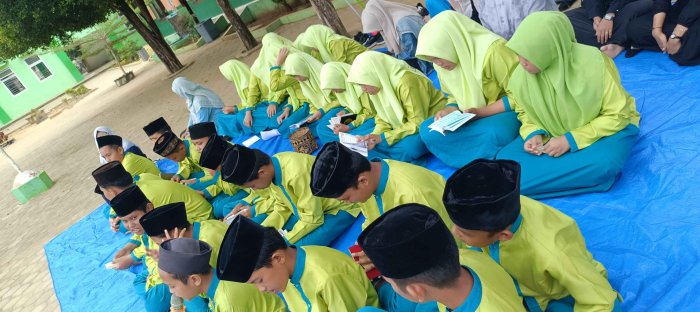 Meningkatkan Keimanan, Siswa VII F Pimpin Yasinan Rutin di Lapangan MTsN 2 Bungo Meningkatkan Keimanan, Siswa VII F Pimpin Yasinan Rutin di Lapangan MTsN 2 Bungo