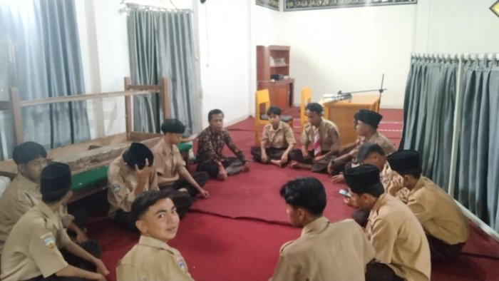 Waka Kesiswaan MAN 1 Kerinci Beri Nasihat Khusus kepada Siswa untuk Perkuat Karakter dan Disiplin Waka Kesiswaan MAN 1 Kerinci Beri Nasihat Khusus kepada Siswa untuk Perkuat Karakter dan Disiplin