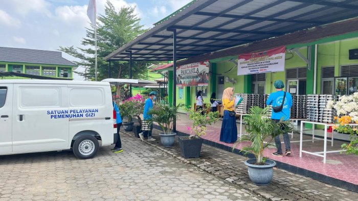 Guru MAN 2 Kota Jambi Bergilir Dampingi Program Makan Bergizi Gratis, Bentuk Kepedulian Nyata untuk Siswa