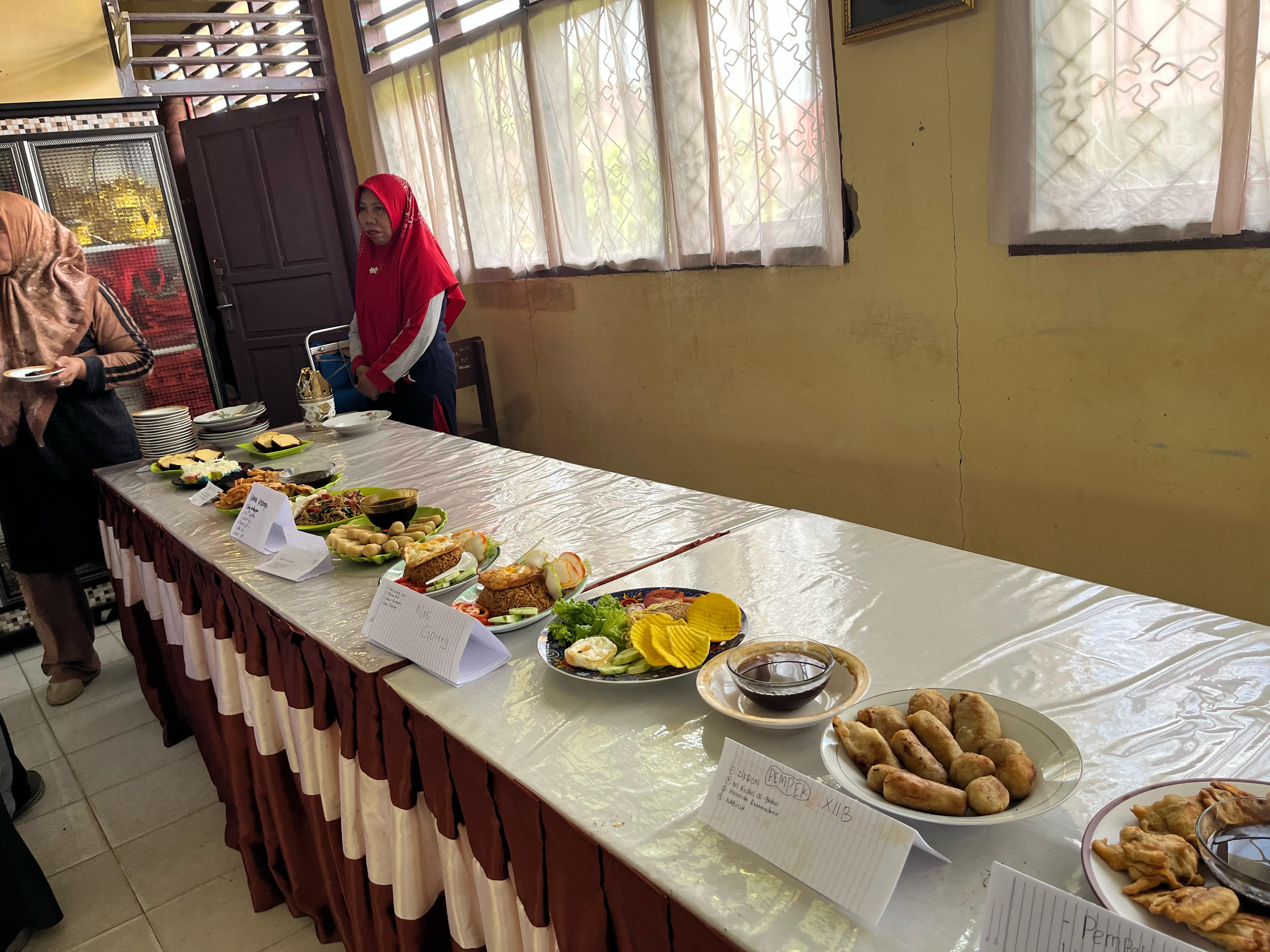 Siswa kelas XII MAN 2 Bungo melaksanakan praktik bioteknologi Siswa kelas XII MAN 2 Bungo melaksanakan praktik bioteknologi