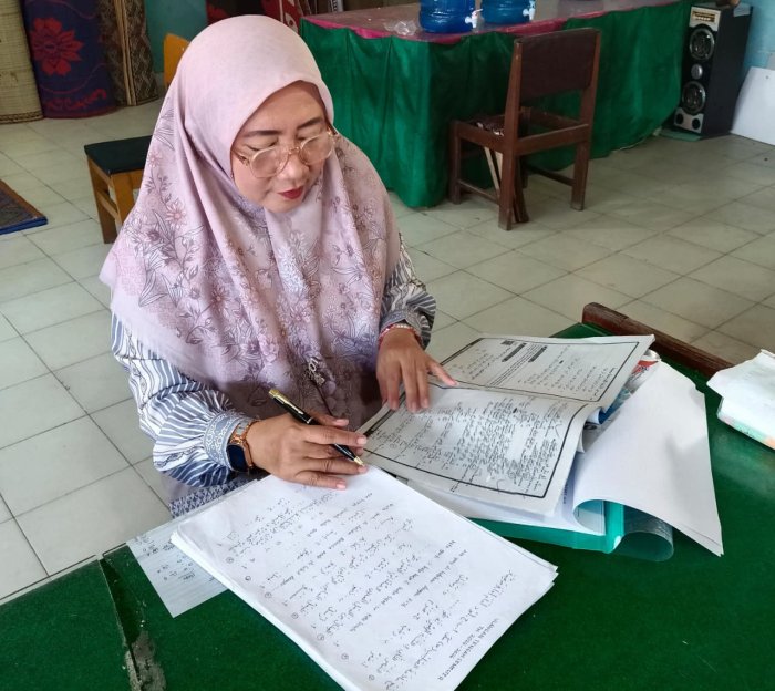 Kesiapan Akademik Jelang ASAS: Ibu Salbiyah, S.Ag. Matangkan Soal Bahasa Arab untuk Siswa MTsN 1 Bungo Kesiapan Akademik Jelang ASAS: Ibu Salbiyah, S.Ag. Matangkan Soal Bahasa Arab untuk Siswa MTsN 1 Bungo