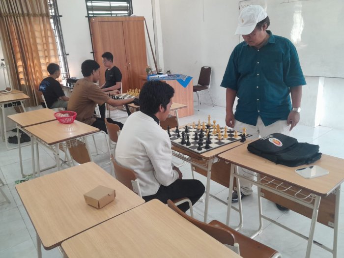 Pejuang-Pejuang di Atas Papan Hitam Putih Pejuang-Pejuang di Atas Papan Hitam Putih