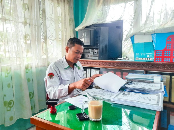 Layanan Prima untuk Alumni: Staf TU MTsN 1 Bungo Terus Tingkatkan Profesionalisme dan Responsivitas