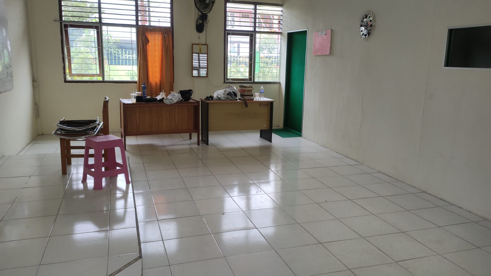 Gotong Royong Bersama Tim Humas dan Sapras MAN 2 Kota Jambi Gotong Royong Bersama Tim Humas dan Sapras MAN 2 Kota Jambi
