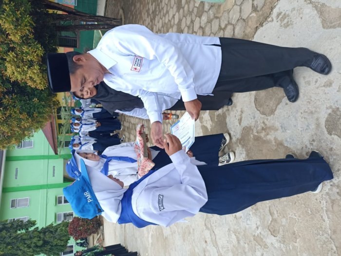 MTsN 2 Bungo Serahkan Piagam Penghargaan kepada Anggota PMR MTsN 2 Bungo Serahkan Piagam Penghargaan kepada Anggota PMR