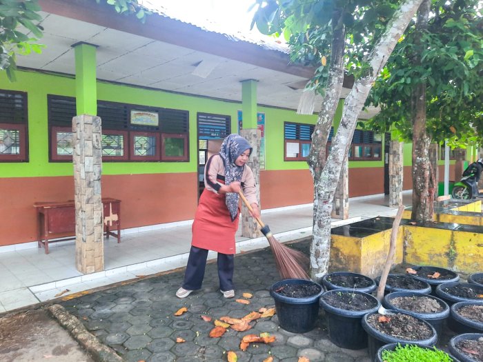 Guru Piket Jumat MTsN 1 Bungo Jadi Teladan, Wujudkan Madrasah Bersih dan Nyaman Guru Piket Jumat MTsN 1 Bungo Jadi Teladan, Wujudkan Madrasah Bersih dan Nyaman
