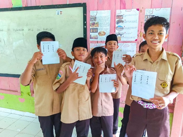 Penilaian Harian Unik ala Ibu Devinal: Siswa Kelas 7 Berburu Soal di Sudut-Sudut Madrasah Penilaian Harian Unik ala Ibu Devinal: Siswa Kelas 7 Berburu Soal di Sudut-Sudut Madrasah