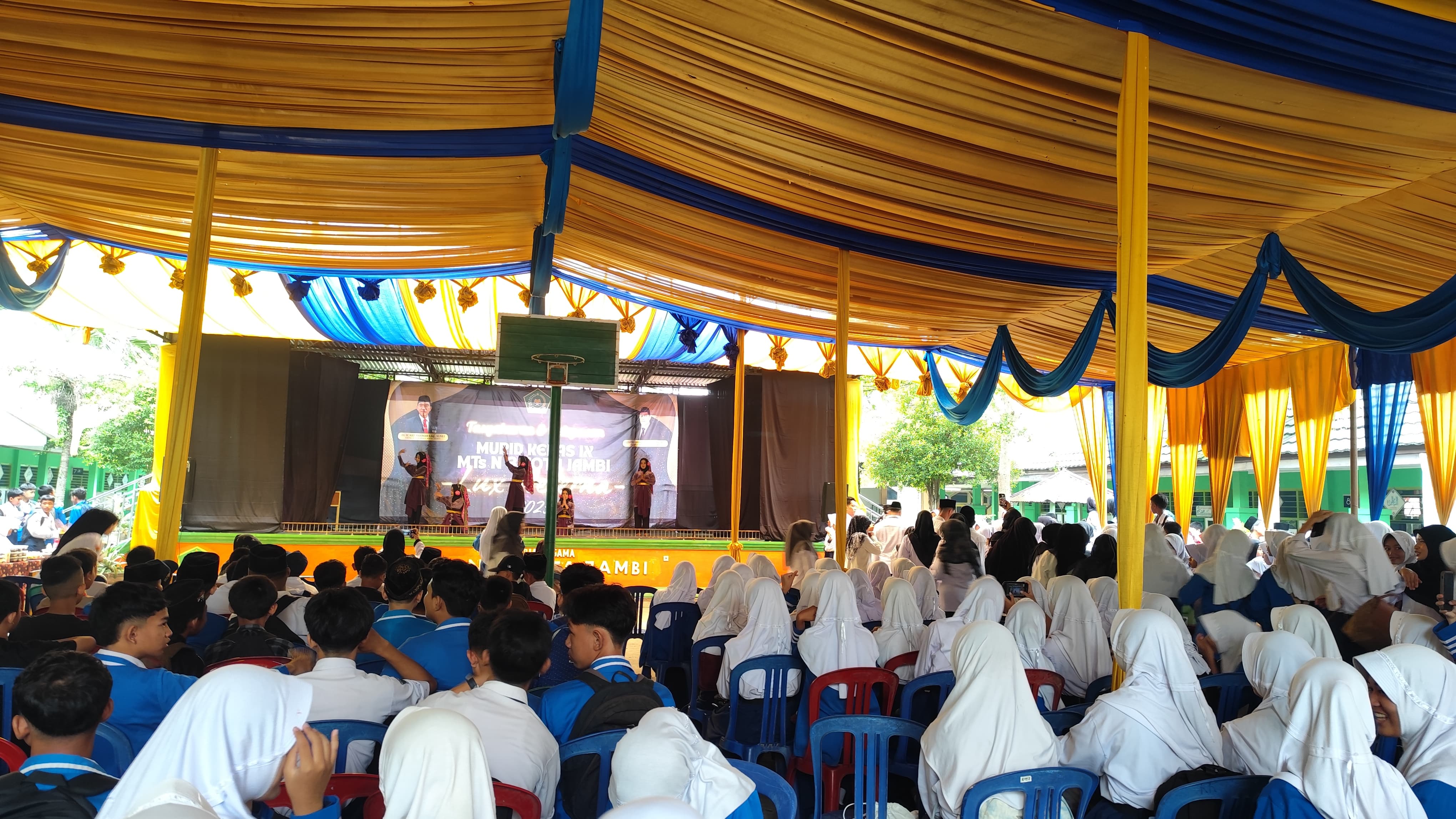 Gebyar Kreativitas Siswa, OSIM MTs N 3 Kota Jambi Sukses Gelar Pentas Seni dan Bazar yang Memukau Gebyar Kreativitas Siswa, OSIM MTs N 3 Kota Jambi Sukses Gelar Pentas Seni dan Bazar yang Memukau