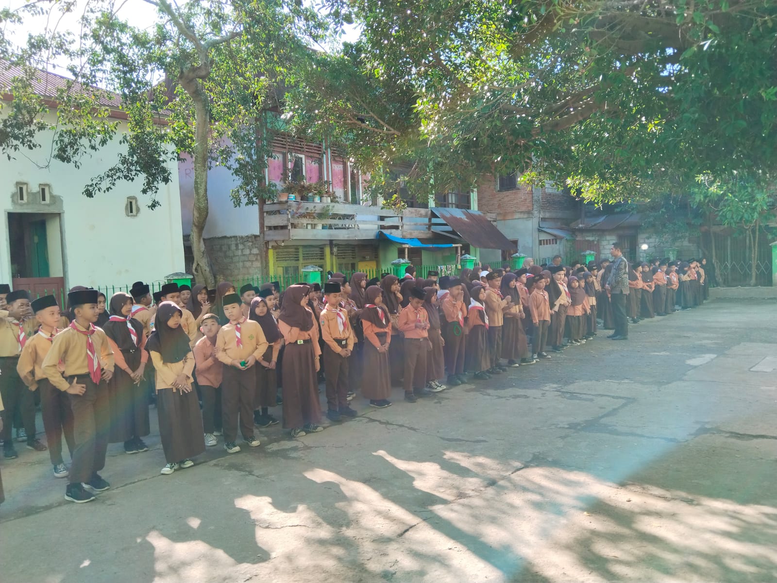 Pengambilan Rapor Penilaian Akhir Tahun (PAT) Yang di Hadiri orang tua/wali Murid Pengambilan Rapor Penilaian Akhir Tahun (PAT) Yang di Hadiri orang tua/wali Murid