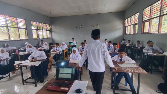 Supervisi Guru Mata Pelajaran Akidah Akhlak “Sifat Wajib Allah Menggunakan Metode Ceramah dan Demonstrasi (Tanya Jawab)”